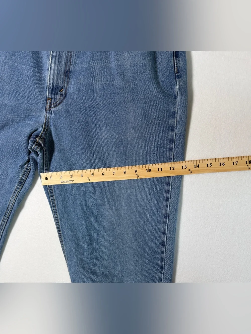 Levi's 550 Medium Wash Jeans, Actual Fit 36 X 31 READ DESCRIPTION